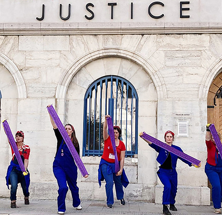 Des militants des Rosies, lors d'une manifestation devant le Palais de justice de Valence, interprétant une chorégraphie pour réclamer justice pour les victimes de violences sexistes et sexuelles.