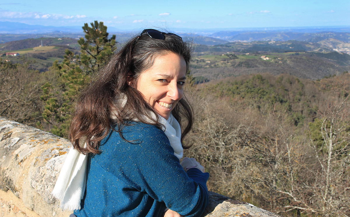Florence Gotschaux, souriant à l'objectif, accoudée à un muret, surplombant la vallée du Rhône.