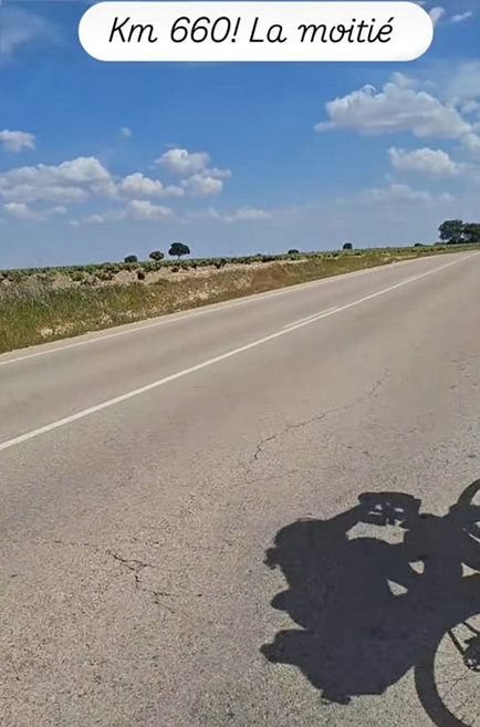 Photo d'un story de Julie sur Instagram, montrant la route ensoleillée et son ombre sur son vélo.