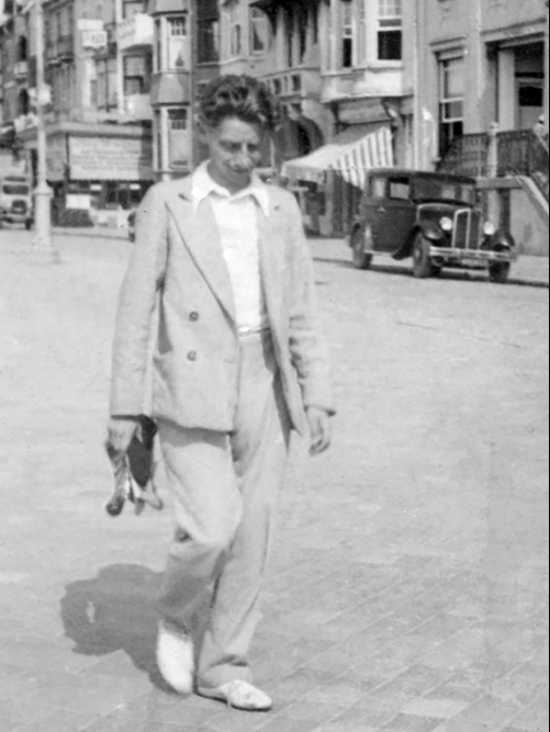 Roger Gotschaux, dans la rue, à une date inconnue, avant son engagement dans le maquis.