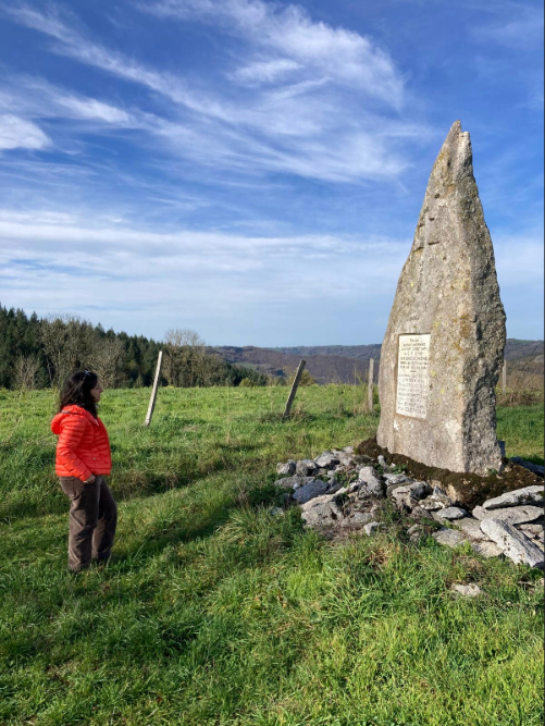 Florence Gotschaux, devant la stèle répertoriant les noms des sept résistants tués, dont son grand-oncle.