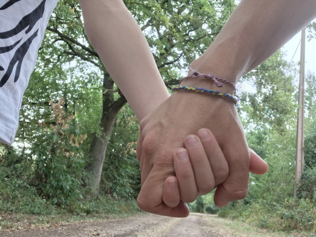 Mère et fille, main dans la main. Mère et fille, main dans la main.